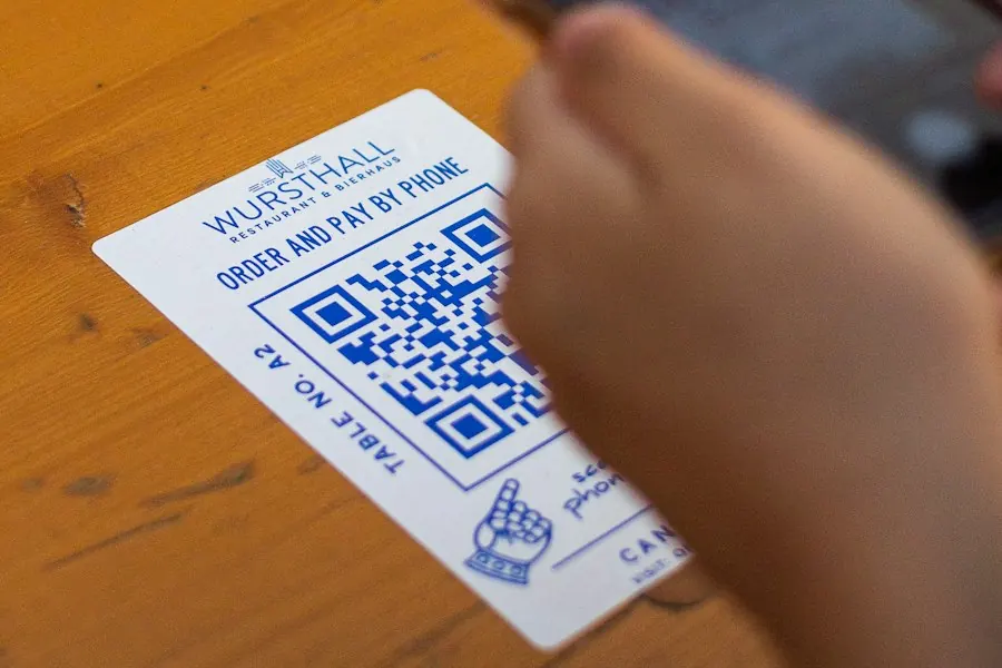 QR-kódos asztali tábla egy kávézó asztalán